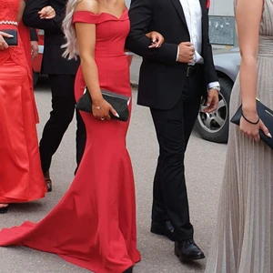 Balklänning - Säljer min älskade balklänning som endast är använd under min studentbal. Den är figursydd vid midja och byst. (Jag är 1.53). Långt släp och klar röd färg. Dyr i inköp men pris kan diskuteras! 