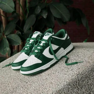 Dunk Low Michigan State Green🌲 - Dunk Low Michigan State Green🌲  Tillgängliga storlekar⬇️  • EU37,5 • EU41 • EU42,5 • EU44 • EU45 • EU45,5   • Pris 3199kr   • Skriv till oss i dm om din storlek saknas   • Vi nås genom dm för eventuella frågor eller funderingar!  #erisneakers 