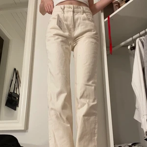 Pull&Bear jeans - Aldrig använda utan bara provade! Jag är ca 1,70 och de är både förstora i midjan och lite för långa.