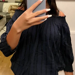 Blus - Jättegullig blus från Vero Moda i storlek L men passar även XS/S/M.💕💕  Säljs då den inte används och inte längre är min stil! Kan skickas mot frakt 🔜📦 Bild tagen av min lillasyster🤎