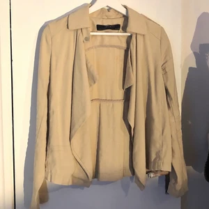 Kappa - Tunnare kappa från Zara, knappt använd så i fint skick. 