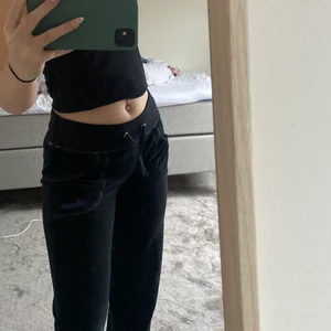 Velour Mjukisbyxor  - Snygga gröna velour mjukisar! De är i bra skick 🤍🤍 