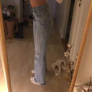 Raka levis jeans - Raka levisjeans i modellen ribcage straight. Storlek 24/29 (motsvarar xs/32/34) men har sprättat upp nederkanten så de går ner till golvet på mig som är 165. Favvojeans men säljer pga har ett par likadana.  Köpare står för frakt 💛