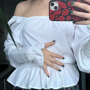 Vit oanvänd blus - Säljer denna drömmiga blus från NAKD! passar till vad som! Jättefin som ett basplagg under en kavaj eller jacka!  