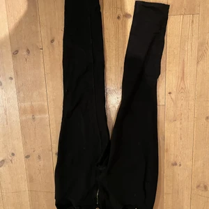 Svarta byxor från HM - Svarta byxor använda men i fint skick