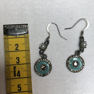Örhängen turkos emalj och strass - Örhängen med turkos emalj och strass. Örkrokar i kirurgiskt stål (nya). 1,4 cm rundel, ca 4 cm från toppen på örkroken.