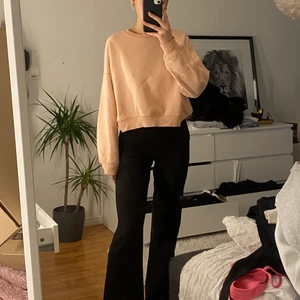 Sweatshirt  - En rosa sweatshirt ifrån lager 157. Den rosa färgen kommer inte riktigt fram igenom bilden. Men de är mkt mer ljusrosa i verkligheten. Strl XS oversize. Frakt spårbart 66kr, ej spårbart 48kr💕