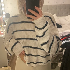 Stickad tröja - Stickad randig tröja. Använd en del men i fint skick. storlek m