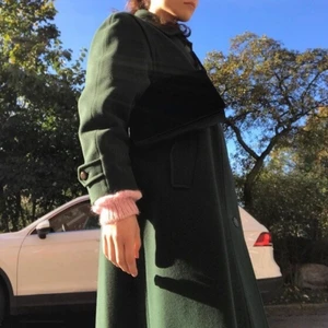 Grön ullkappa - En mossgrön kappa i ull, i så bra kvalité och i riktigt fint skick! Köpt second hand. För mig som ofta har storlek S/M i jackor och är 170 lång så passar den perfekt🤝