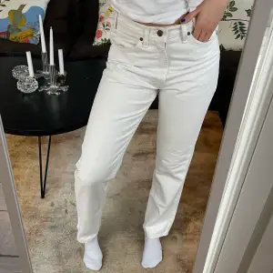 Säljer vita jeans från Levis storlek w32/l30. Slitningar på märket, skick: använda. Jag är en storlek 36/38 och är 167 cm lång🥰