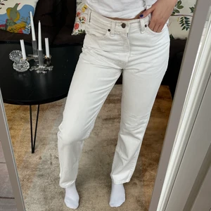 Vita Levis jeans  - Säljer vita jeans från Levis storlek w32/l30. Slitningar på märket, skick: använda. Jag är en storlek 36/38 och är 167 cm lång🥰