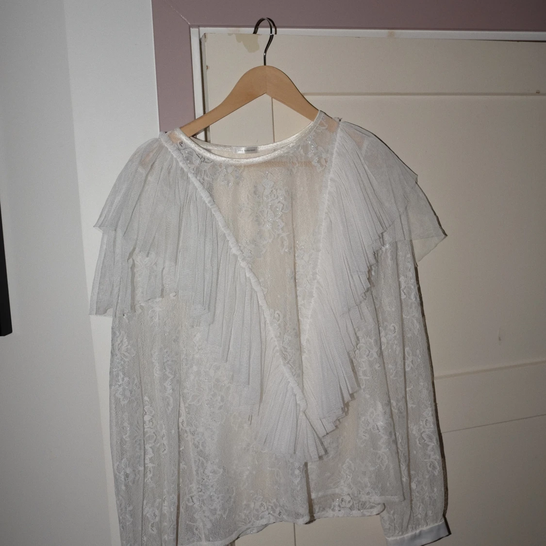 Blus från Ida Sjöstedt med volanger - 90