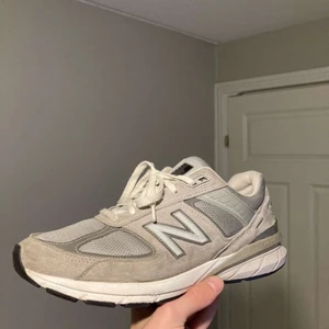 New balance 990 - New Balance i väldigt bra skick. 9/10 cond. Size: 44 / US 10. Onlinekvitto finns men box saknas. Enda flaw är liten scuff på ena hälen. Bjuder på frakt. Säljer åt en kompis.