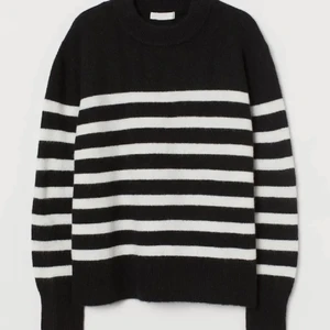 Stickat tröja - Randig stickad tröja från hm, bara använd ca 3 gånger och i bra skick. Lägger upp annonsen igen pågrund av oseriös köpare