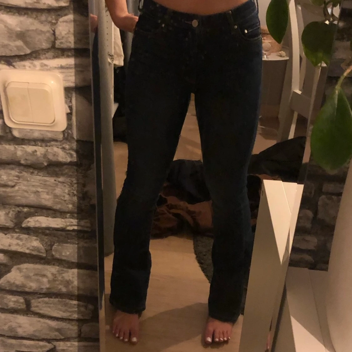 mörkblåa jeans