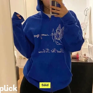 As snygg hoodie - Intressekol! Denna är en av mina favorit hoodisar, knappt använd bra skick:) säljer endast vid ett bra bud💕