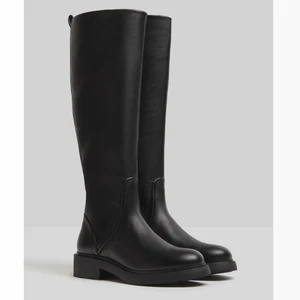 Stövlar  - Säljer mina stövlar i storlek 38 men funkar även som en 37,5 från bershka. Dom är använda två gånger så i mycket bra skick! För mer info skicka gärna meddelande❤️‍🔥❤️‍🔥❤️‍🔥