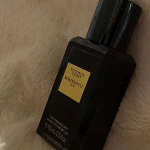 victoria secret perfym mini - beställde fel online, endast testad sen insåg jag att de va fel perfym. luktar starkt och en väldigt specifik lukt, doftar en hint av black opium men inte riktigt. köpt för 250+ säljer för 55 + 45 kr frakt (100kr tsm) 