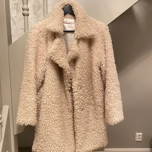 Chiquelle Teddy jacket onesize  - Jag säljer denna supermysiga Teddy jackan i storlek onesize. Jackan användes under förra året men är fortfarande hel utan några skavanker. Jackan är ifrån Chiquelle och är i en beige färg. 