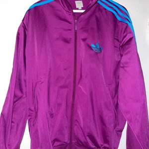 Lila adidas jacka - Fint skick! Lila med blå stripes ;) men kommer tyvärr inte till användning 