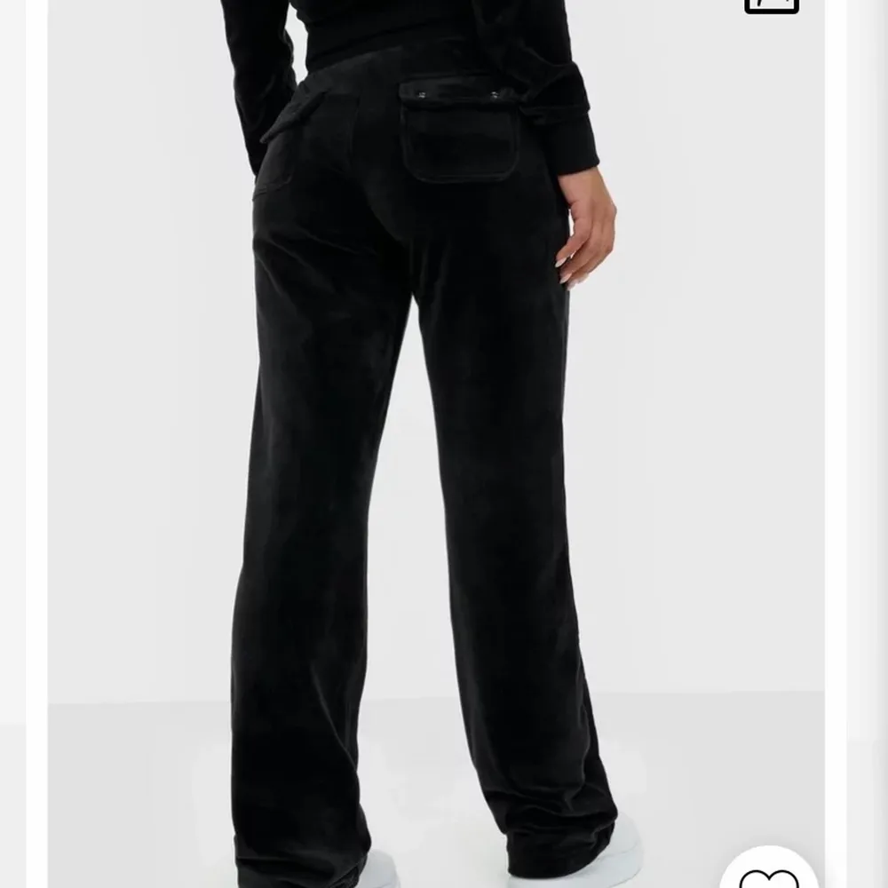 Svarta Juicy Couture byxor i storlek XS. Har endast använts vid något tillfälle. Säljer dem då dem inte kommer till användning . Köpta från Nelly för 1000kr Mrn säljer nu för 550kr💕 kan mötas upp men annars står köparen för frakten🥰. . Jeans & Byxor.