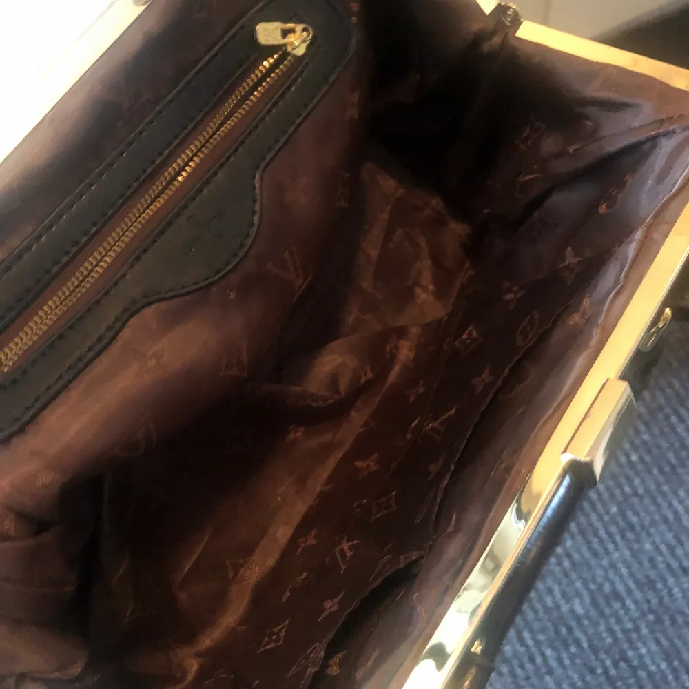 LV äkta läderväska med stort utrymme. Har ärvt från mamma. . Väskor.