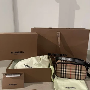 Burberry väska  - Hej! Säljer nu min fina väska då jag inte har användning för den längre då jag fått en ny. Denna väska är inte gammal utan endast använd sen i slutet av sommaren. Den är köpt i Burberry butik, kvitto, kartong och påsar medföljer även. Nypris 7650 kr.  Hör av er för mer frågar angående väskan.  Först till kvarn! 