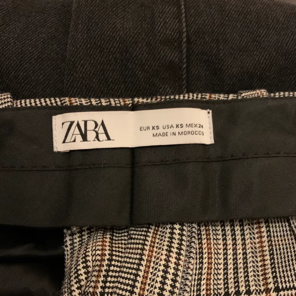 Superfina kostymbyxor från zara som är gråa med rutor! Dem är i jättefint skick och är i storlek 34, köparen står för frakten:). Jeans & Byxor.