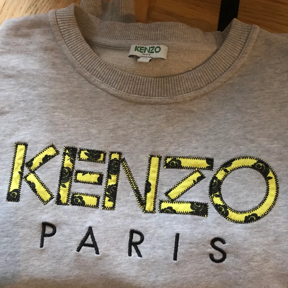 Jag säljer min superfina kenzo tröja i storlek xs, köpt från Jackie. Säljer denna för 600 kr.. Tröjor & Koftor.