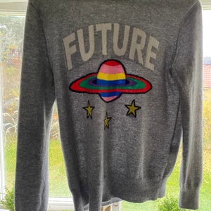From Future tröja - Säljer min favorit tröja från Fom Future. Den är i super bra skikt. Den är 100% karsmir. Ordinarie pris är 1149kr men säljer för 500❤️