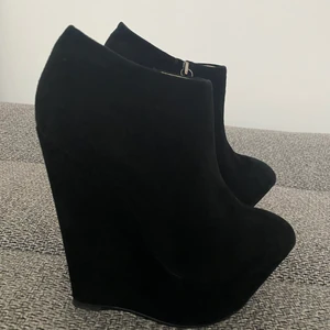 Snygga stövletter  - Använd 1 gång 