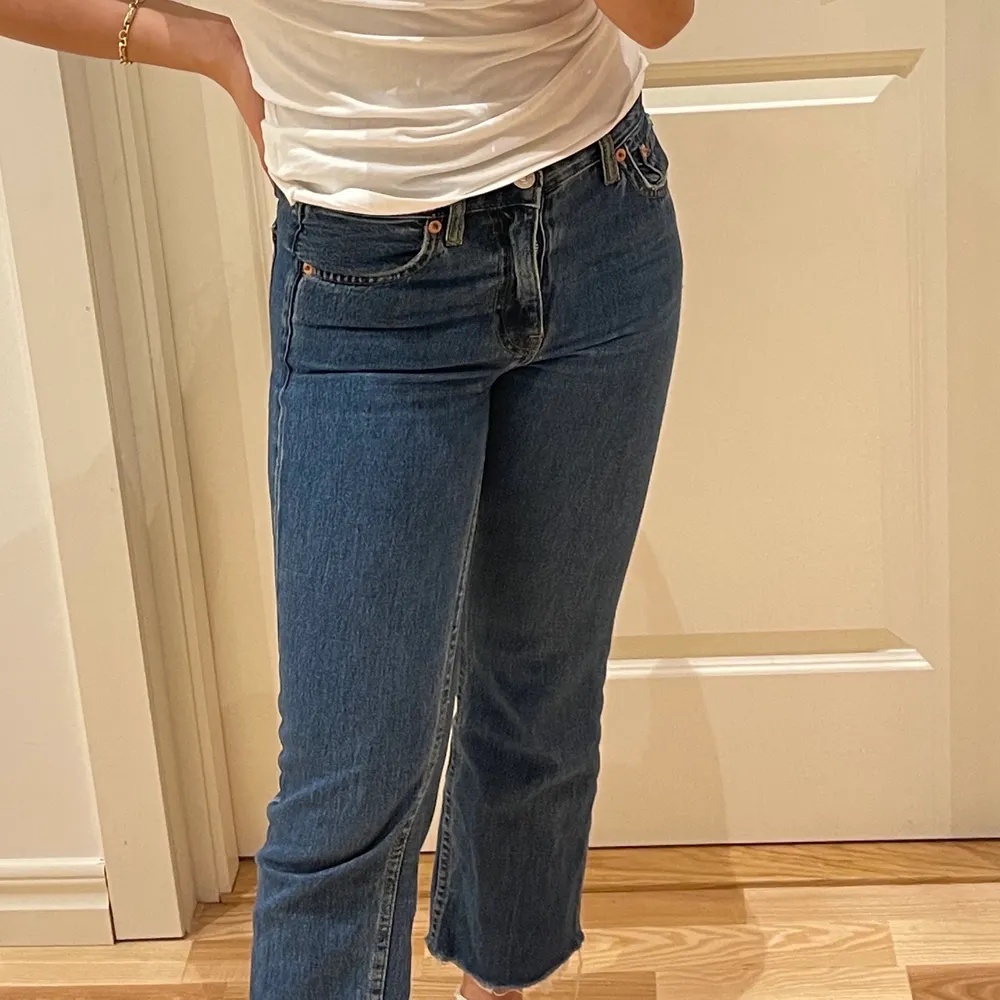 Säljer dessa supersnygga midrise cropped jeans i en rak-modell ifrån Mango! Modellen på byxorna är Sayana. I väldigt fint skick och säljer pga dom har tyvärr blivit försmå. Passar perfekt för dom som är runt 160cm 💕 Säljer för 150kr plus frakt! . Jeans & Byxor.