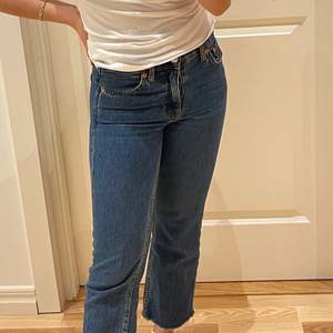 Säljer dessa supersnygga midrise cropped jeans i en rak-modell ifrån Mango! Modellen på byxorna är Sayana. I väldigt fint skick och säljer pga dom har tyvärr blivit försmå. Passar perfekt för dom som är runt 160cm 💕 Säljer för 150kr plus frakt! 