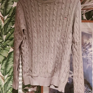 Stickad Gant tröja - Bra men använt skick, inga hål eller märken etc. Säljes i befintligt skick. 