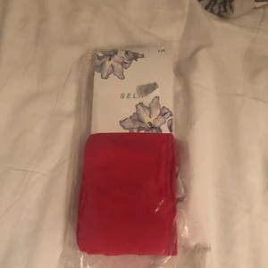 Röda strumpbyxor - Aldrig använda, säljer de då de inte är en färg jag använder längre💕 Samfraktar om man vill ha något annat också