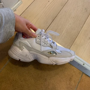 Adidas Falcon strl. 36 - Ett par chunky sneakers från Adidas i väldigt bra skick.