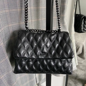 Svart väska  - Svart väska från Aldo, köpt på zalando. Väldigt fin och rymlig men kommer inte till användning. 