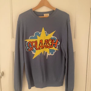 From future kashmirtröja  - Stickad kashmirtröja med tryck, köpt på From Future, unisex, i storlek M. Super fint skick och knappt använd!