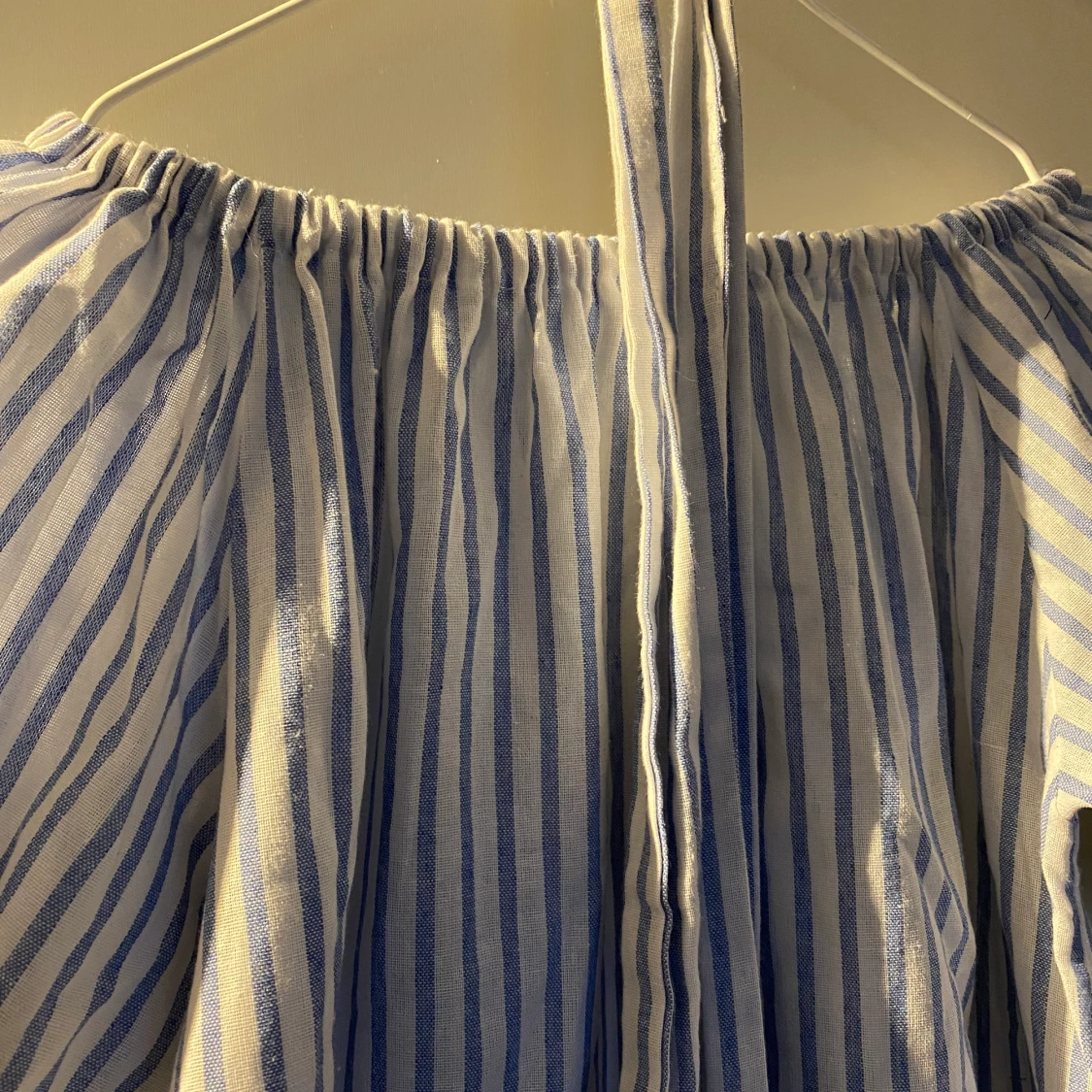 Klänning med bälte, off shoulder - 90