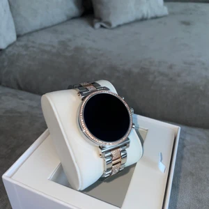 Micheal Kors Smartwatch - Hej säljer nu en riktigt fin Micheal Kors smartwatch, använd 2 gånger bara. Finns laddare och allt med. Plastet på klockan är fortfarande kvar. Ny pris: 4200 mitt pris, 1999kr Kontakta vid fler bilder och info