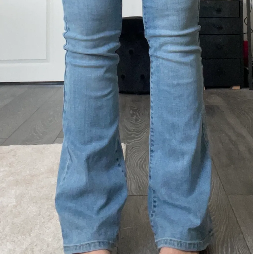 Ljusblå bootcut jeans från Cubus. Storlek XS i modellen Blake. Lågmidjade.  - köparen står för frakten - . Jeans & Byxor.