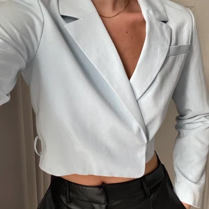 Croppad blazer  - Ljusblå blazer från Nakd, säljer pga aldrig använd ✨