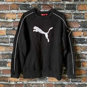 Vintage Puma Sweater - En ursnygg vintage tröja från märket Puma. I jättefint skick. Kommer dessvärre inte till användning därav säljes. True to size, sitter bra löst på mig som är 168. För fler bilder eller mått kontakta mig!