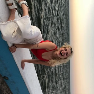 BDG VITA JEANS  - Säljer mina snyggaste jeans!!!😭🥵🤠 haft så mkt kul i dem!!!! här på bild i mexico!!!!! (fråga mig inte varför bilderna är på sidan, gick ej att ändra lol. Från urban outfitters och deras jeanslinje BDG. Har en fläck på sig!(se sista bilden) Dock ej ens testat ta bort den så går säkert bort. Säljes pga för små🥵 Pruta om för dyrt!!