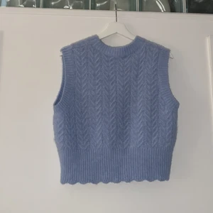 Blå stickad väst - Säljer blå stickad väst från Zara, använd två gånger och i mycket fint skick. Strl L men liten i storleken och passar mig som har S. Köparen står för frakt. Skriv vid frågor💞