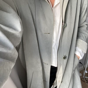 Trenchcoat  - Grå/grön trenchcoat i storlek 38. Så fin men kommer inte till användning😇