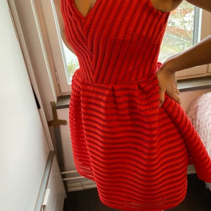 Röd klänning H&M - Klänningen är använd endast en gång på jul och köpt för 300kr. Den är jättesöt och gullig☺️