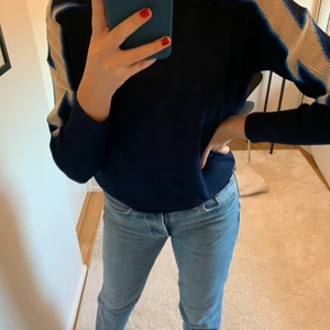 Sandro tröja  - Så snygg tröja från sandro, säljer då den tyvärr inte kommer till användning längre. Nypris är 1500 kr! Frakten ingår ej i priset, men vid snabb affär kan priset diskuteras. Vid frågor är det bara att skriva privat.