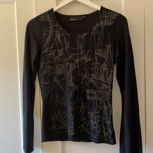 Tröja med tryck - En snygg tjock t shirt liknande tröja med vitt tryck och ett mesh lager över som ger trycket en silver färg                            Superfin som sagt men säljer pågrund av att det inte är min stil. Perfekt för layering nu på hösten