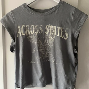 T shirt - Baby tee med tryck och korta armar från HM                                                 Aldrig använd då den inte är min stil